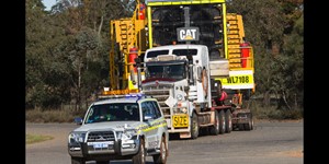 Australian Heavy Haulage, Huge Loads on the highway, Tri Drive Mack & Kenworth