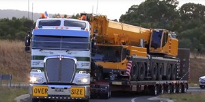 Membreys Kenworth K200 and unloading Liebherr LTM 1350