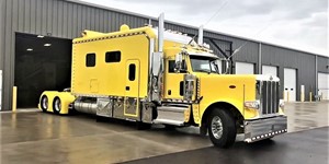 This rig is ABSOLUTELY stunning! One of the best looking one I have seen in a while and it would be one that I would be proud to drive.